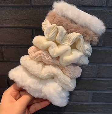 Snow Scrunchies Beige (Random)