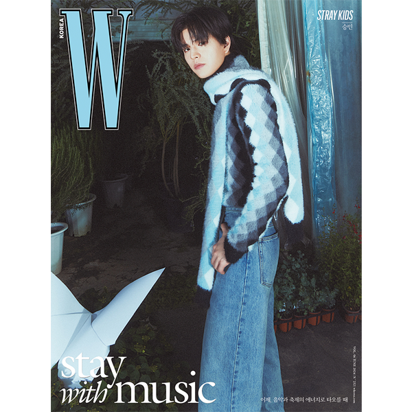 W 2024. VOLUME 6 (COVER: STRAY KIDS)