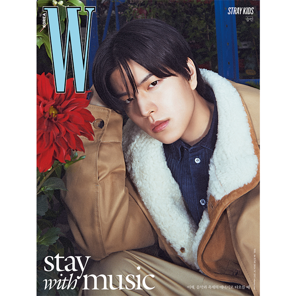 W 2024. VOLUME 6 (COVER: STRAY KIDS)